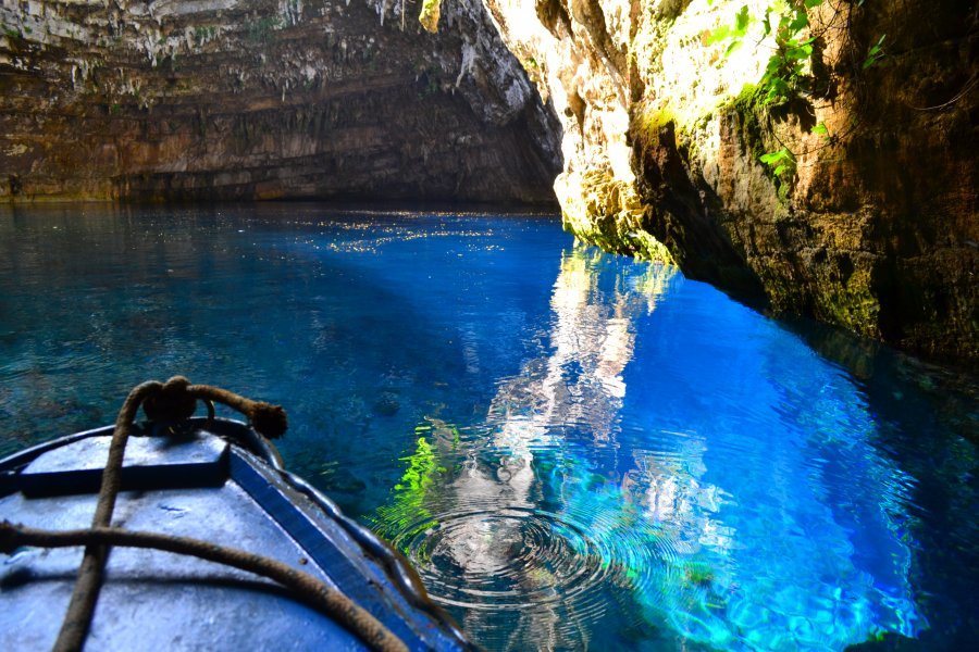 Вид с лодки в пещере Мелиссани